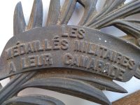 Alternative view of Antique Vintage French Bronze Les Medailles Militaires A Leur Camarade Military Leaf Medal Commemoration Award c1910-20's