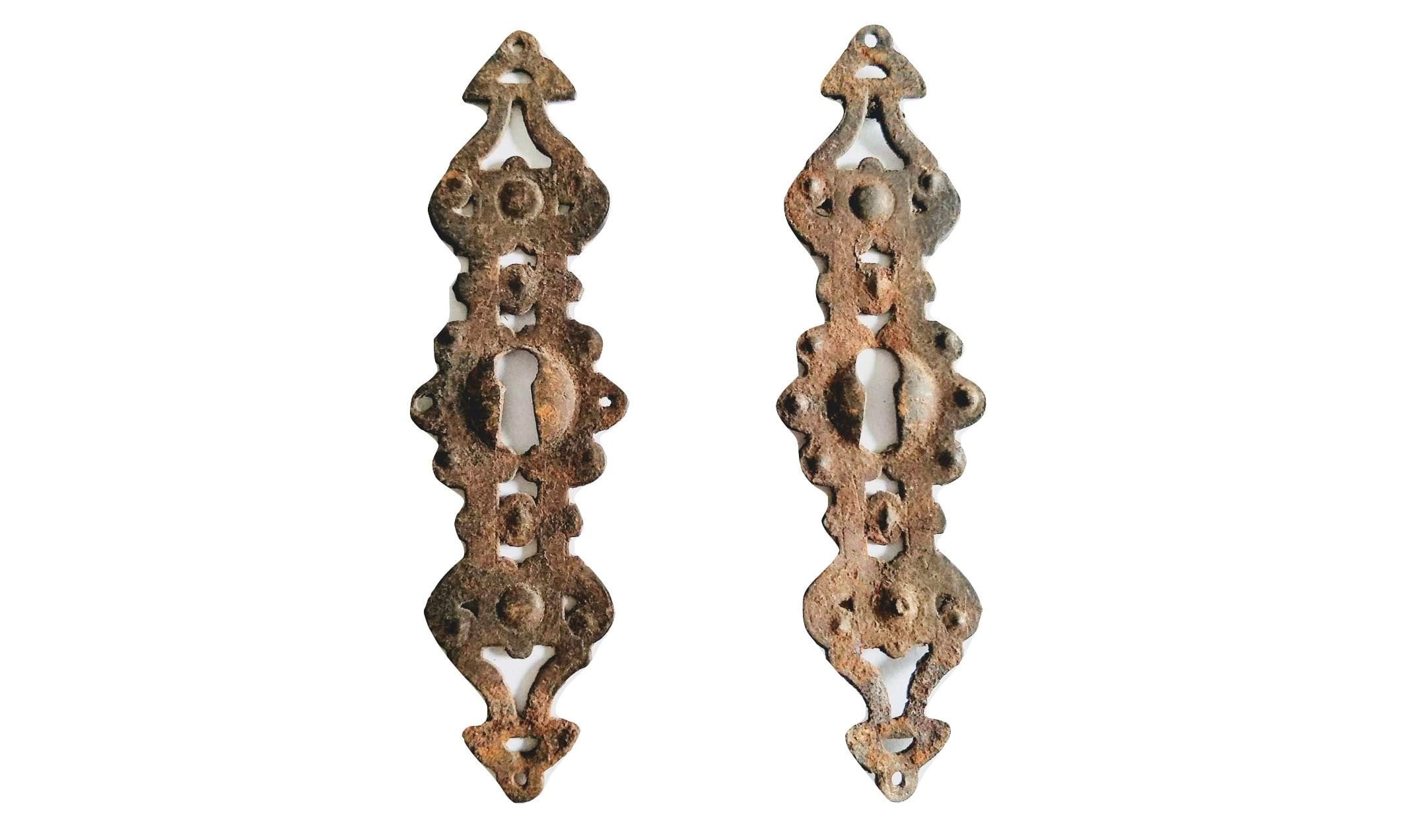 Antique French Ornate Rusty Iron Metal Small Key Hole Plate Cover Decor Keyhole Door Furniture Decoration c1910’s Antique French Ornate Rusty Iron Metal Small Key Hole Plate Cover Decor Keyhole Door Furniture Decoration c1910's