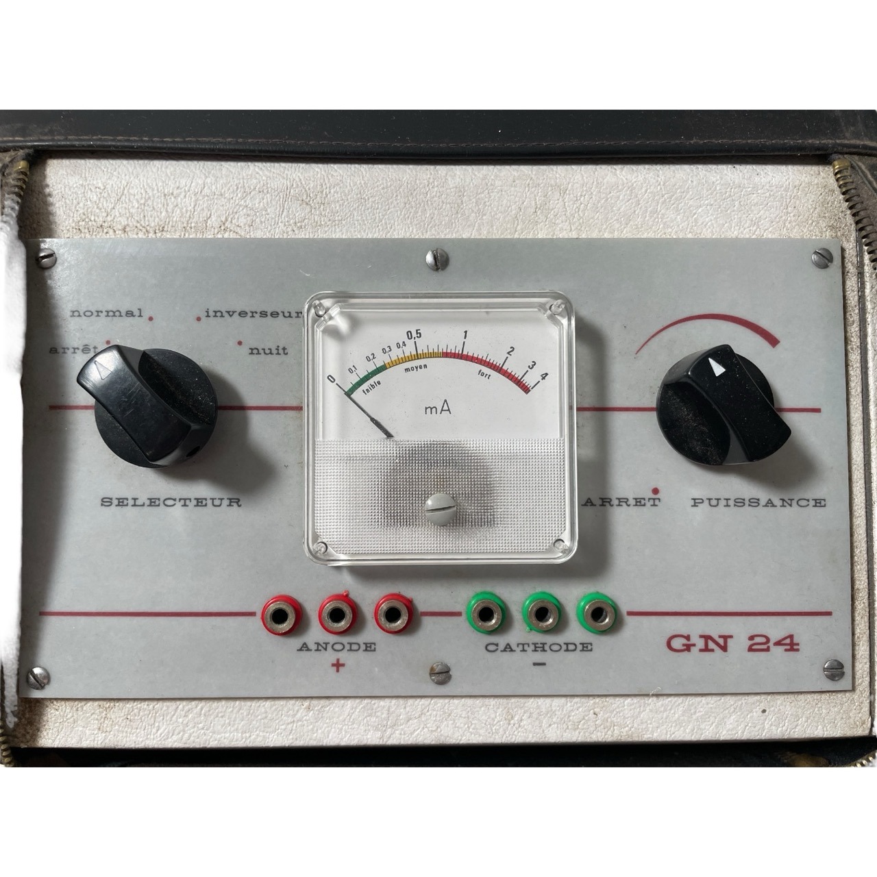 Vintage French Electrical Testing Equipment Meter Cased GN24 1960-70’s 3 Vintage French Electrical Testing Equipment Meter Cased GN24 1960-70's - Image 3